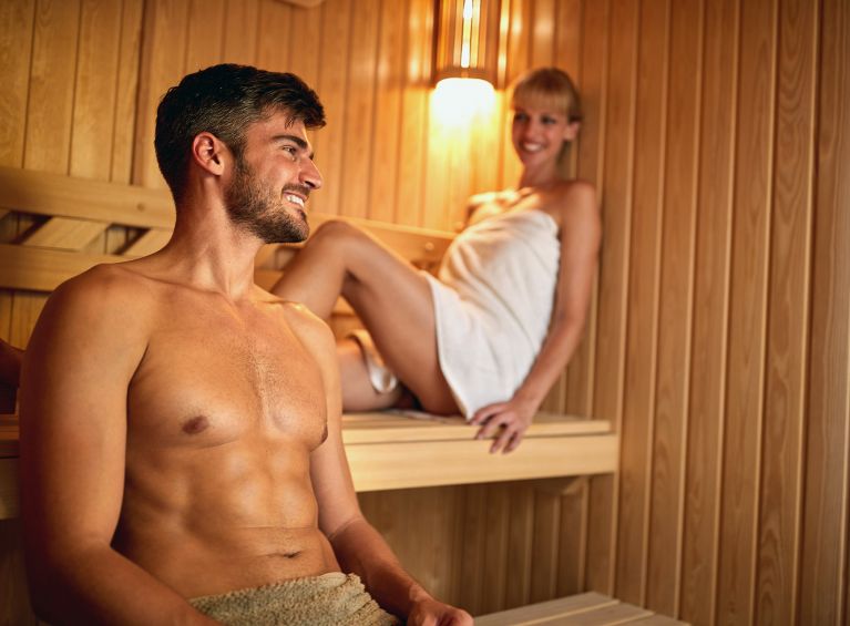 Mann und Frau in der Sauna